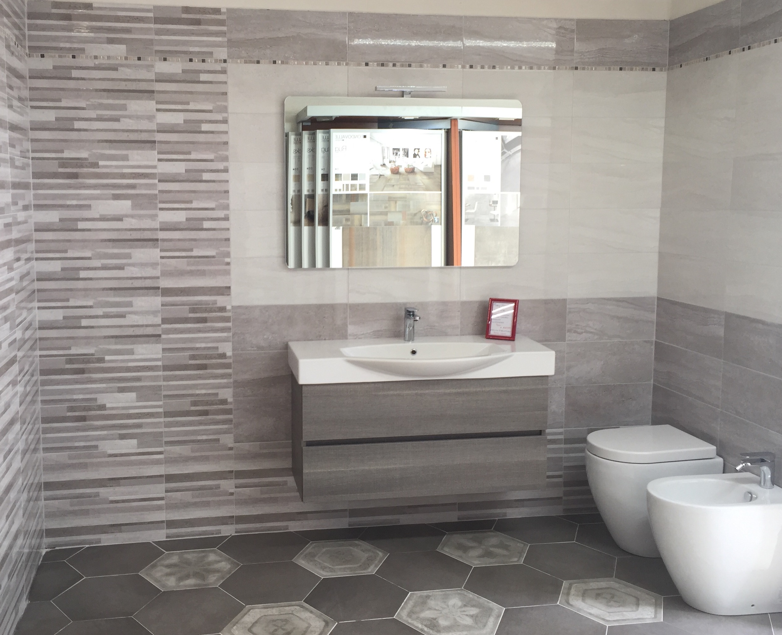 Bagno minimal: ecco come organizzare i complementi d'arredo