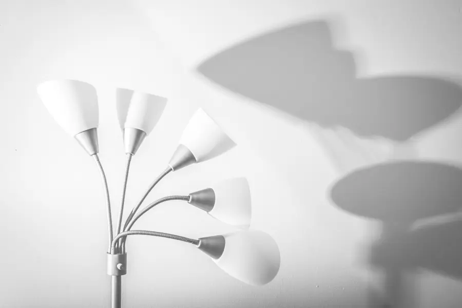 Lampade da pavimento: come scegliere quelle ad hoc per il soggiorno